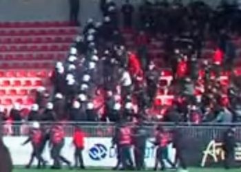 VIDEO/ Plas sherri para derbit Partizani – Tirana, tifozët përplasen në tribuna, ndërhyn Policia