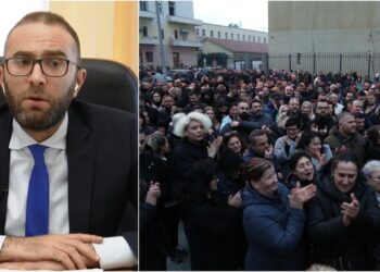 Gazment Bardhi revoltohet me mbështetësit e Veliajt para GJKKO: Krim i rëndë shtetëror!