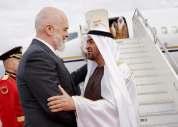 FOTO-VIDEO/ Mbërrin në Tiranë Presidenti i Emirateve të Bashkuara Arabe, pritet nga Kryeministri Edi Rama