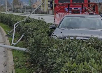 VIDEO / Benzi me shpejtësi të lartë godet shtyllën dhe përfundon në kahun e kundërt në Vlorë