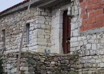 Zbardhen shkaqet e vdekjes së dy vëllezërve në Mallakastër: Njëri tentoi të veshë pantallonat dhe u rrëzua, tjetri…