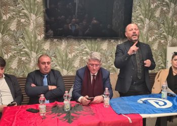 Dy muaj pas “memes” ironizuese, Xhelal Mziu dhe Agron Gjekmarkaj bëjnë fushatë së bashku