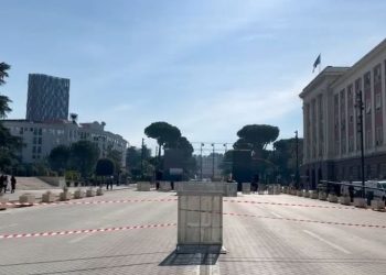 FOTOLAJM / Protesta e thirrur nga Partia Demokratike, “blindohet” Kryeministria