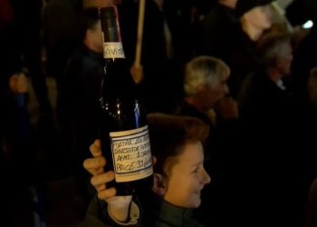 “Pijetar Edi Rama…”/ Pikante nga protesta; shishja e verës 33 mijë euro që mbahet nga një i mitur