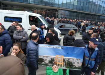 SPAK dhe GJKKO ‘harrojnë’ protestat për Berishën e Metën, shkresë Policisë dhe MB: Mbështetësit e Veliajt na cenuan institucionin