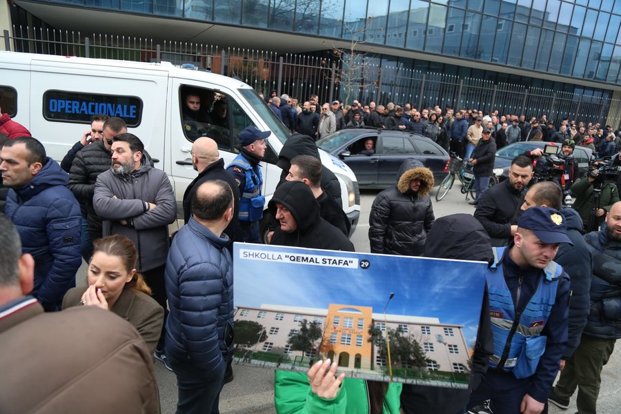 SPAK dhe GJKKO ‘harrojnë’ protestat për Berishën e Metën, shkresë Policisë dhe MB: Mbështetësit e Veliajt na cenuan institucionin