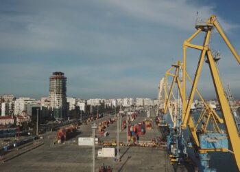 Si preket Shqipëria nga “lufta e tarifave”? Negativisht në drejtim të eksporteve dhe pozitivisht në atë të importeve