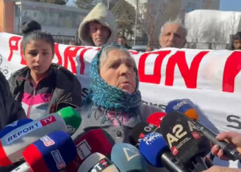 “Ne martohemi që në djep”, komuniteti Rom në Korçë proteston për lirimin e 21-vjeçarit që u martua me të miturën