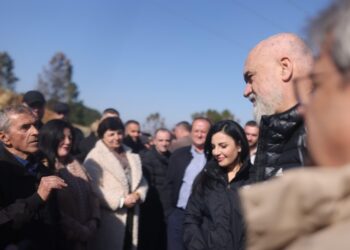 “Meritoni një lapidar si Clinton në Kosovë”… Rama batuta me banorët e Komanit: Është ndërtim pa leje…