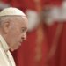 Gjendja e Papa Françeskut mbetet kritike, Vatikani: Ati i Shenjtë po shfaq probleme edhe me veshkat