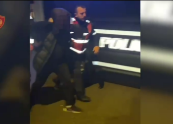 Lëvizte me taksi, i armatosur me pistoletë dhe me thikë, arrestohet në flagrancë 32-vjeçari