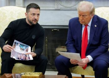 Takimi në Zyrën Ovale, Zelensky i tregon Trump-it fotografi të të burgosurve të luftës