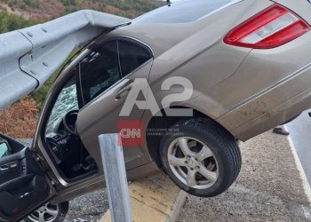 Aksident i frikshëm në Qafën e Qarrit, makina mbetet varur në barrierën mbrojtëse