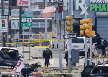 Zyrtarët: 7 të vdekur, 19 të plagosur pas rrëzimit të një avioni ambulancë në Filadelfia