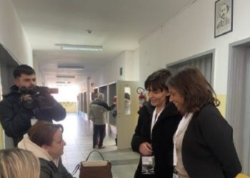 E ngarkuara me punë e SHBA-së viziton një qendër votimi në veri të Kosovës