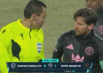 Temperaturat -17°C, arbitri i kërkon fanellën Leo Messi-t