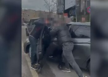 Theu masën e “Arrestit në shtëpi” dhe shiste armë, arrestohet i riu në Tiranë! Kundërshtoi policinë me dhunë dhe…