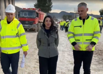 Rehabilitimi i rrugës Kombinat-Ndroq-Plepa/ Balluku inspekton ecurinë e punimeve: Do jetë me parametra europiane