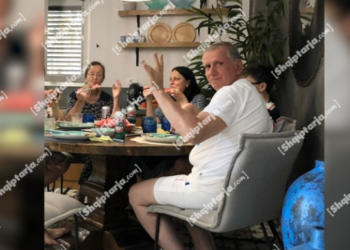 Foto-dokument/ Babai i Ajola Xoxës në vilën e tij në Qerret, por sipas dëshmitarit të SPAK nuk kishte shkelur kurrë aty!