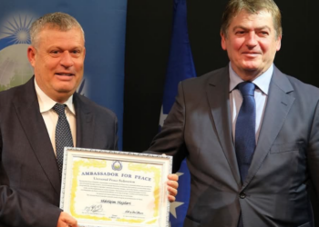 Kontributit i jashtëzakonshëm për paqen, drejtësinë dhe vlerat humane/ Shkëlqim Hajdari nderohet me titullin “Ambasador i Paqes”