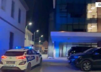 Parandalohet krimi në Elbasan: 49 vjeçari tenton të godasë me sëpatë djalin 10 vjeç
