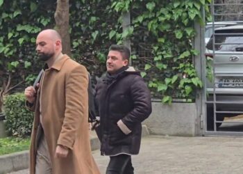 Ish-kryebashkiaku i Kavajës paraqitet në SPAK, del pas 15 minutash