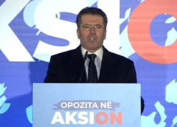 Fatmir Mediu në protestën para kryeministrisë: Ne nuk jemi këtu për pushtet, por për shtetin e shqiptarëve