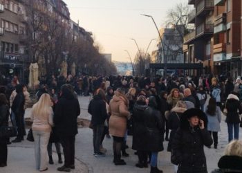 Nis votimi në Mitrovicë të Veriut, qytetarët serbë mblidhen në sheshin kryesor