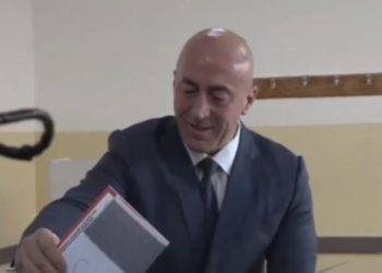 I shoqëruar nga bashkëshortja dhe fëmijët, voton kreu i AAK Ramush Haradinaj