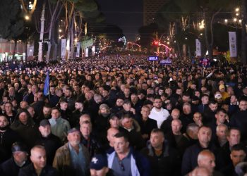 Hodhi lëndë piroteknike drejt efektivëve, arrestohet 19-vjeçari, e pësojnë edhe tre protestues të tjerë