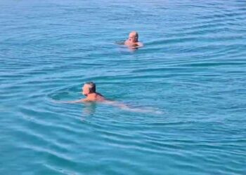 Plazh në shkurt, vlonjatët shfrytëzojnë motin e mirë për t’u larë në det