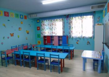 “Më qëlloi fëmijën me pëllëmbë”, nëna kallëzon eduktatoren në Tiranë