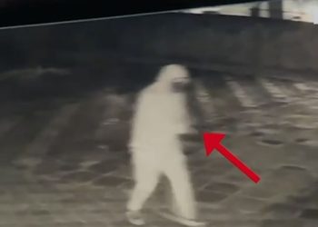 VIDEO / Shihni si 40 vjeçari i vë tritolin lokalit në Krujë. Nuk harron as të ‘përshëndesë’…