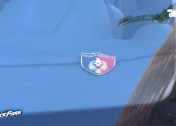 Policët parkojnë mjetet private duke shkelur rregullat, shmangin gjobat me simbolet e Policisë