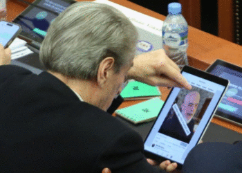Në kulmin e debateve në Kuvend, Berisha merret me editimin e fotove të Ramës