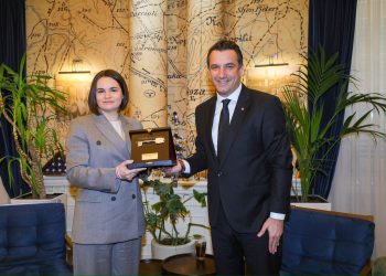 Veliaj i dhuron “Çelësin e Qytetit” kryetares së Lëvizjes Demokratike të Bjellorusisë, Svitlana Tsikhanouskaya: Tirana e hapur për studentët që duan të studiojnë këtu