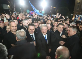 Vetëm një orë protestë, pas largimit të Berishës, militantët boshatisin brenda pak minutash bulevardin “Dëshmorët e Kombit”