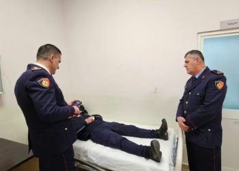 U lënduan gjatë protestës, 3 efektivët e dëmtuar vizitohen në spital nga krerët e policisë, si paraqitet gjendja e tyre