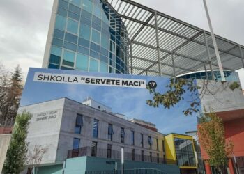 FOTOLAJM / Qytetarët mbështesin Veliajn para GJKKO me pankarta të 45 shkollave që janë ndërtuar
