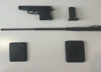 Aksion në shtëpinë e një shqiptari në Greqi, kapet me drogë dhe armë 24-vjeçari