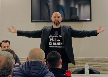 “Diaspora Voton Edi Ramën”, Deputeti i PS shfaqet me bluzen e veçantë në Pisa të Italisë