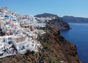 U shemb çatia teksa po punonte, humb jetën 19-vjeçari shqiptar në Santorini