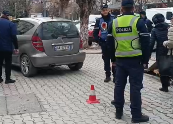 Aksident në Lushnje, makina përfundon në trotuar dhe përplas kalimtarin
