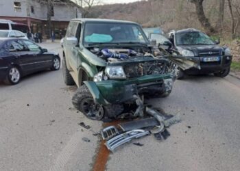 Përplasen dy automjete në Librazhd, plagosen dy persona