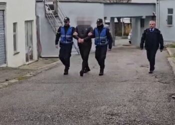 Kërcënoi se do të vriste me thikë bashkëshorten dhe djalin e tyre 16-vjeçar, prangoset kryefamiljari në Maliq