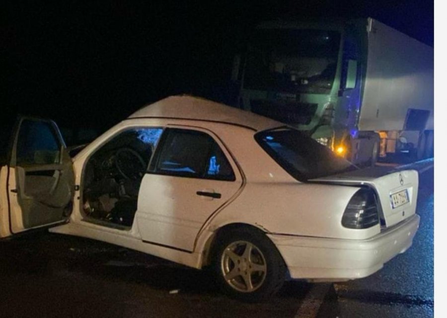 Makina u bë copë-copë pasi u përplas me kamionin, si ndodhi aksidenti tragjik në Librazhd