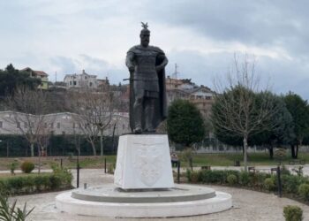 Gjergj Kastrioti “rikthehet në shtëpi”, vendoset në Lezhë shtatorja e heroit kombëtar