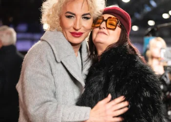 FOTOLAJM/ ‘Rikthehet’ Parashqevi Simaku, sfaqet e buzëqeshur në Javën e Modës në New York