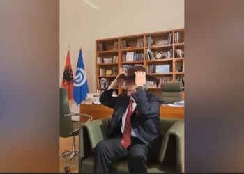 VIDEOLAJM / Berisha merr dhuratë kapelen e kaubojsave nga shqiptaro-amerikani