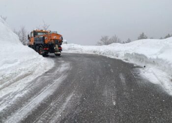 Rikthehen reshjet e borës në qarkun e Shkodrës, lëvizja e mjeteve në zona malore kryhet me goma dimërore